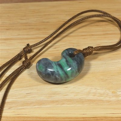 画像6: 糸魚川産翡翠・紐付勾玉 (6)