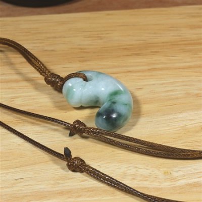 画像5: 糸魚川産翡翠・紐付勾玉 (5)