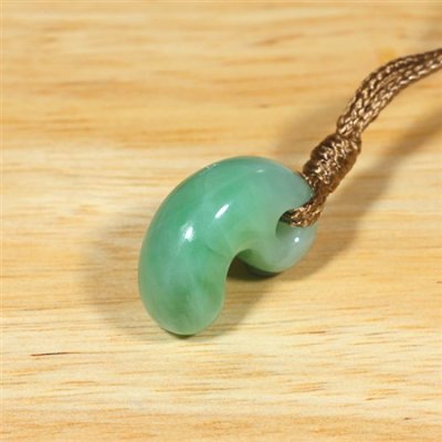 画像4: 糸魚川産翡翠・紐付勾玉 (4)