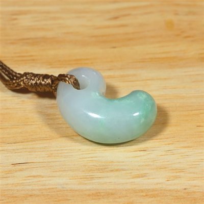 画像2: 糸魚川産翡翠・紐付勾玉 (2)