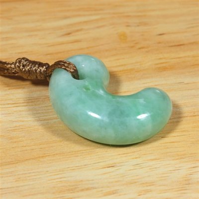 画像2: 糸魚川産翡翠・紐付勾玉 (2)