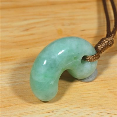 画像4: 糸魚川産翡翠・紐付勾玉 (4)