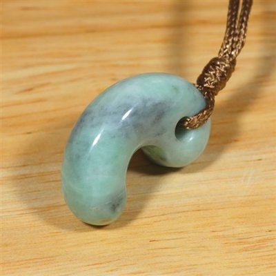 画像4: 糸魚川産翡翠・紐付勾玉 (4)