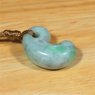 画像2: 糸魚川産翡翠・紐付勾玉 (2)