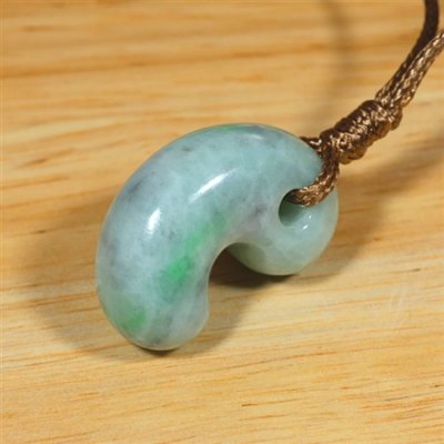 画像4: 糸魚川産翡翠・紐付勾玉 (4)