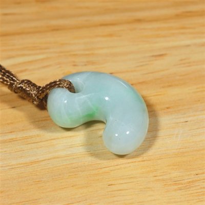 画像1: 糸魚川産翡翠・紐付勾玉 (1)