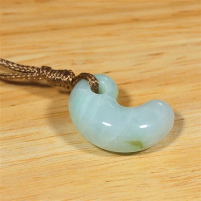 画像2: 糸魚川産翡翠・紐付勾玉 (2)