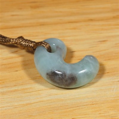 画像2: 糸魚川産翡翠・紐付勾玉 (2)