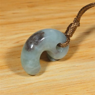 画像4: 糸魚川産翡翠・紐付勾玉 (4)