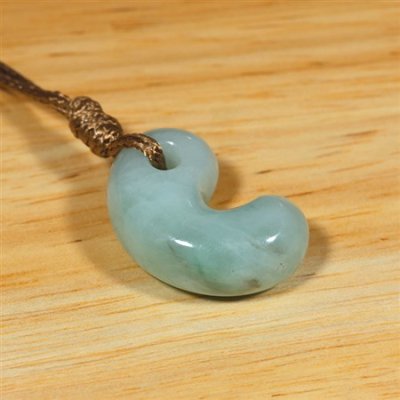 画像2: 糸魚川産翡翠・紐付勾玉 (2)