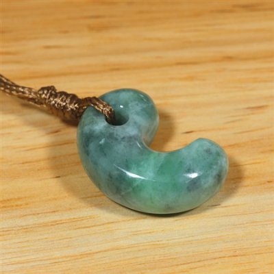 画像2: 糸魚川産翡翠・紐付勾玉 (2)