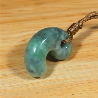 画像4: 糸魚川産翡翠・紐付勾玉 (4)