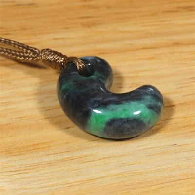 画像2: 糸魚川産翡翠・紐付勾玉 (2)