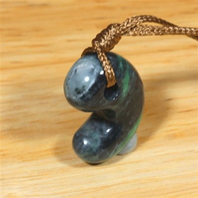 画像3: 糸魚川産翡翠・紐付勾玉 (3)