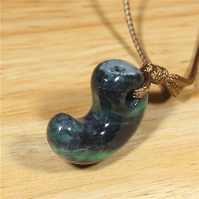 画像4: 糸魚川産翡翠・紐付勾玉 (4)