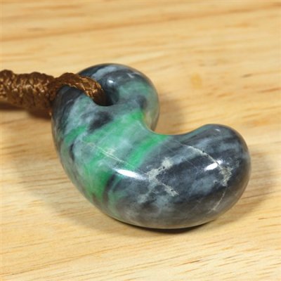 画像2: 糸魚川産翡翠・紐付勾玉 (2)