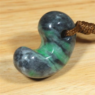 画像3: 糸魚川産翡翠・紐付勾玉 (3)