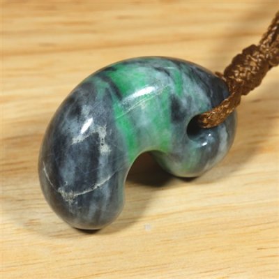 画像4: 糸魚川産翡翠・紐付勾玉 (4)