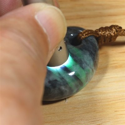 画像7: 糸魚川産翡翠・紐付勾玉 (7)