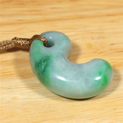 画像2: 糸魚川産翡翠・紐付勾玉 (2)