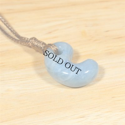 画像2: 糸魚川産翡翠・紐付勾玉 (2)