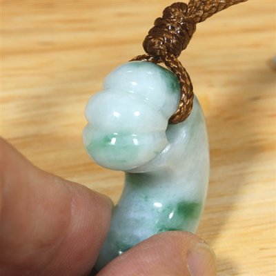 画像4: 糸魚川産翡翠・紐付勾玉 (4)