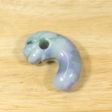 翡翠 糸魚川産 丁字頭勾玉 009-4 糸魚川翡翠 黒翡翠 勾玉 4A級 縦約16mm 二ノ型 産地証明書 国産 桐箱