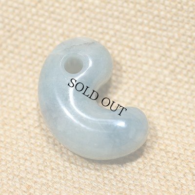 画像2: コンサワ産 翡翠勾玉 (2)