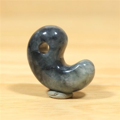 画像1: 黒 翡翠勾玉 (1)