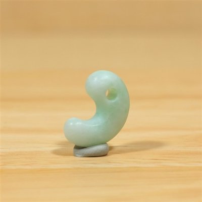 画像1: 小滝産 翡翠勾玉 (1)
