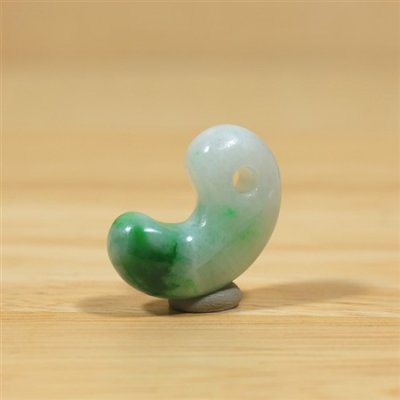 画像1: 小滝産 翡翠勾玉 (1)