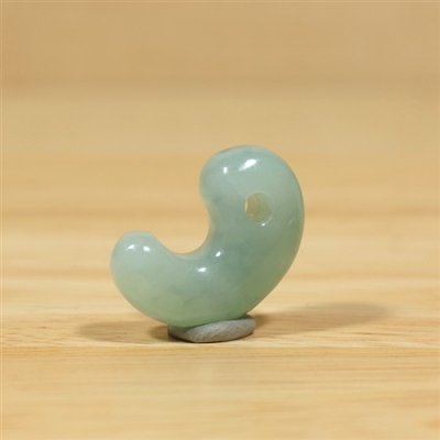 画像1: 小滝産 翡翠勾玉 (1)