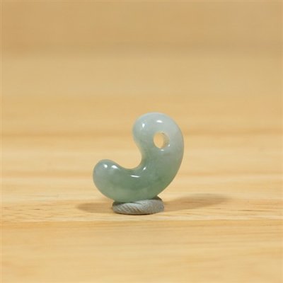 画像1: 小滝産 翡翠勾玉 (1)