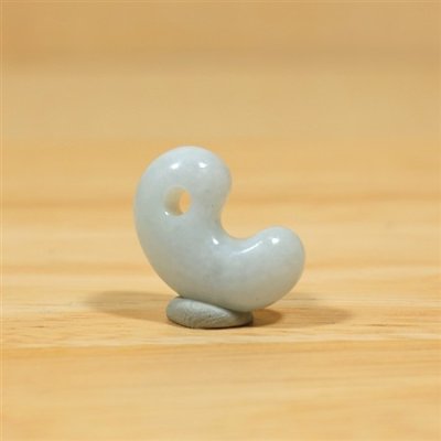 画像1: 海中産 翡翠勾玉 (1)