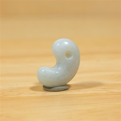 画像2: 海中産 翡翠勾玉 (2)
