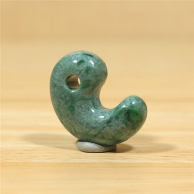 画像1: 青海産 翡翠勾玉 (1)