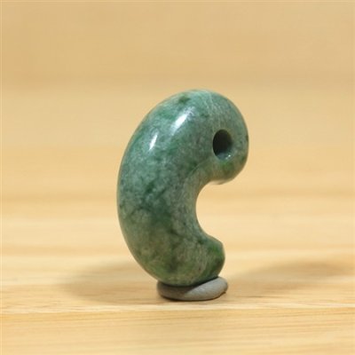 画像4: 青海産 翡翠勾玉 (4)