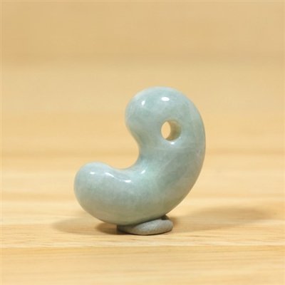 画像1: 小滝産 翡翠勾玉 (1)