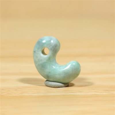 画像1: 青海産 翡翠勾玉 (1)
