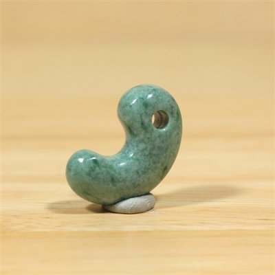 画像1: 青海産 翡翠勾玉 (1)