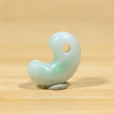 画像1: 海中産 翡翠勾玉 (1)