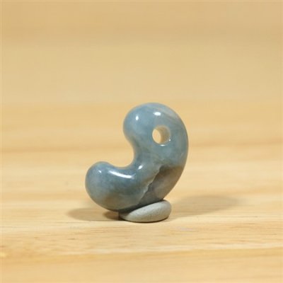 画像1: コンサワ産 翡翠勾玉 (1)