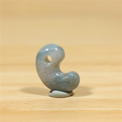 画像2: コンサワ産 翡翠勾玉 (2)