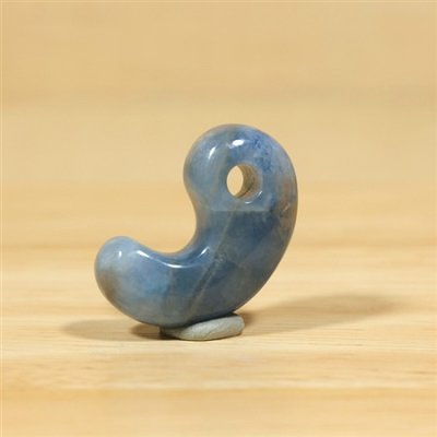 画像1: コンサワ産 翡翠勾玉 (1)