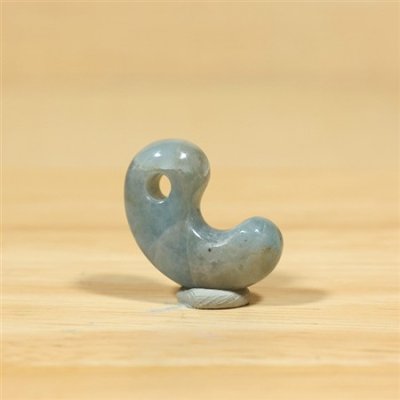 画像2: コンサワ産 翡翠勾玉 (2)