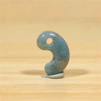 画像3: コンサワ産 翡翠勾玉 (3)