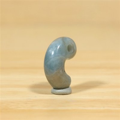 画像4: コンサワ産 翡翠勾玉 (4)