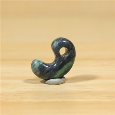 画像1: 青海産 翡翠勾玉 (1)