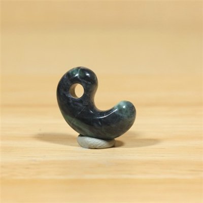 画像2: 青海産 翡翠勾玉 (2)