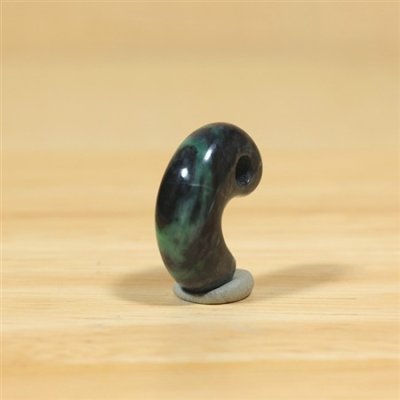 画像4: 青海産 翡翠勾玉 (4)